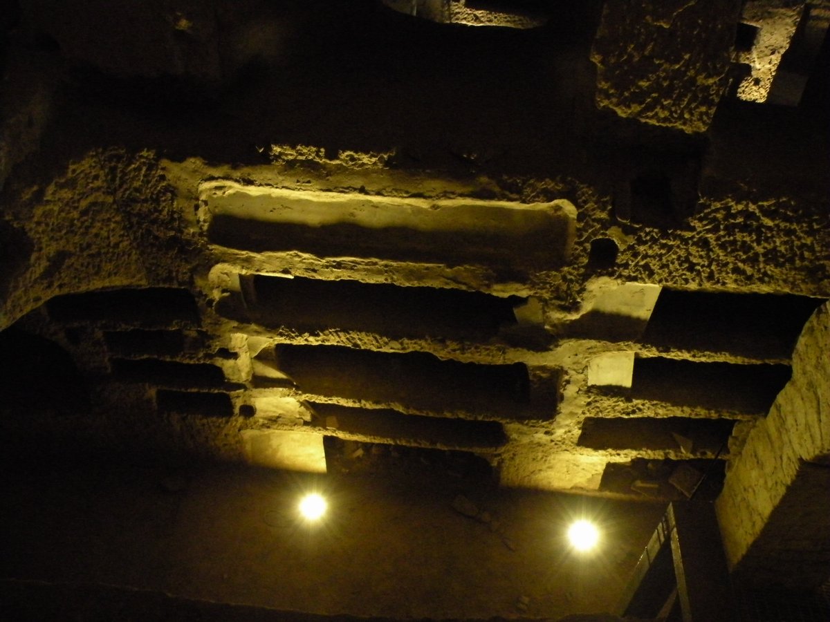 09-02-2013-catacombe-san-gennaro-00017.JPG