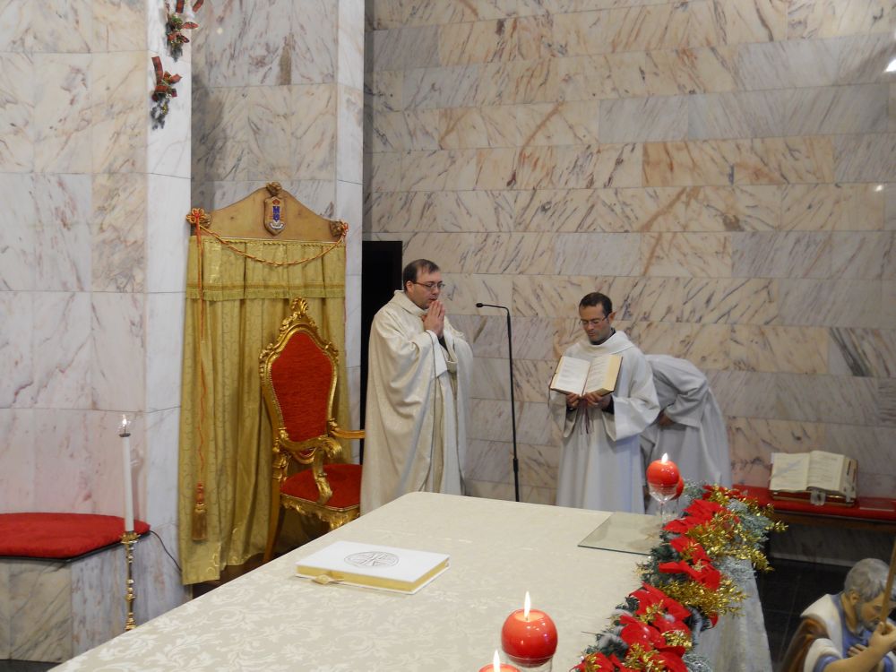 25-12-2011-messa-natale-ore-12-0044