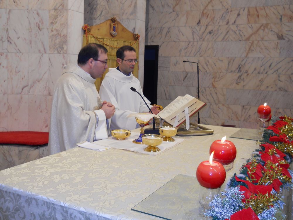 25-12-2011-messa-natale-ore-12-0082