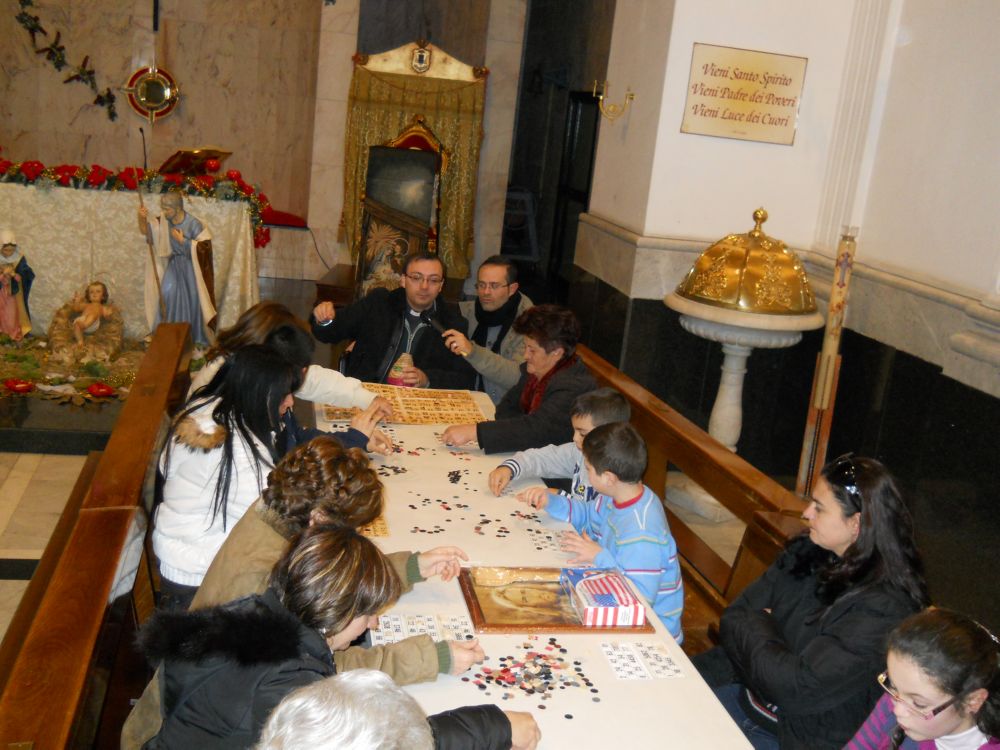 27-12-2011-tombolata-in-parrocchia-0024