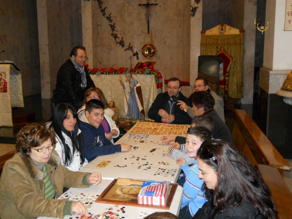 27-12-2011-tombolata-in-parrocchia-0035