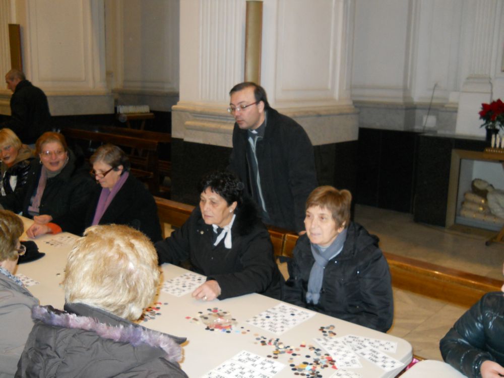 27-12-2011-tombolata-in-parrocchia-0058